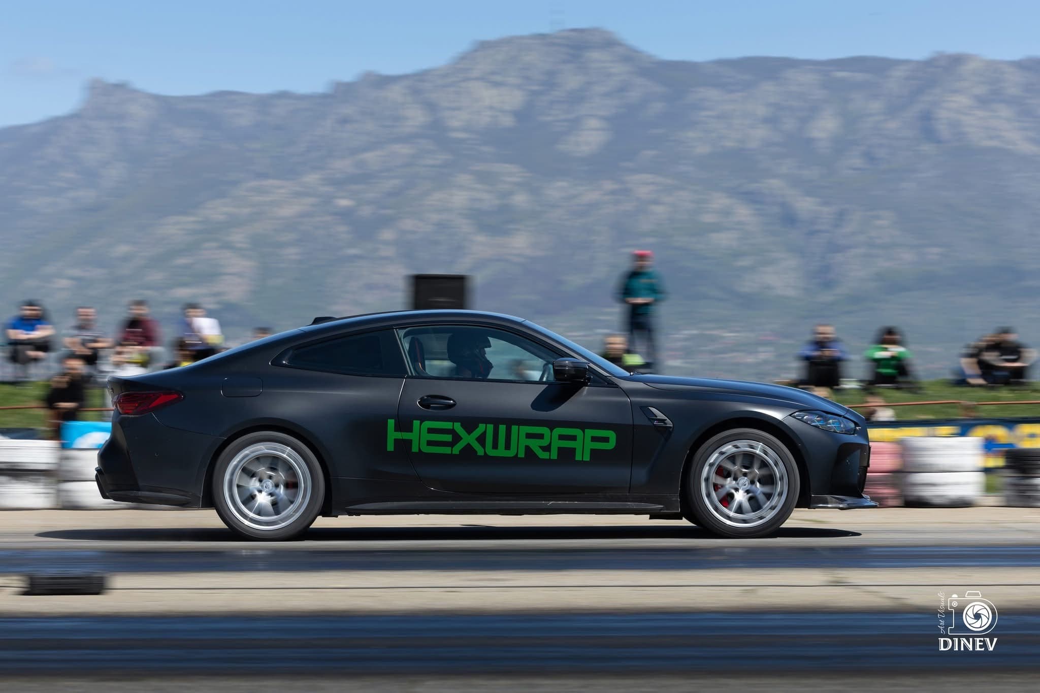 HexWrap автомобил на писта